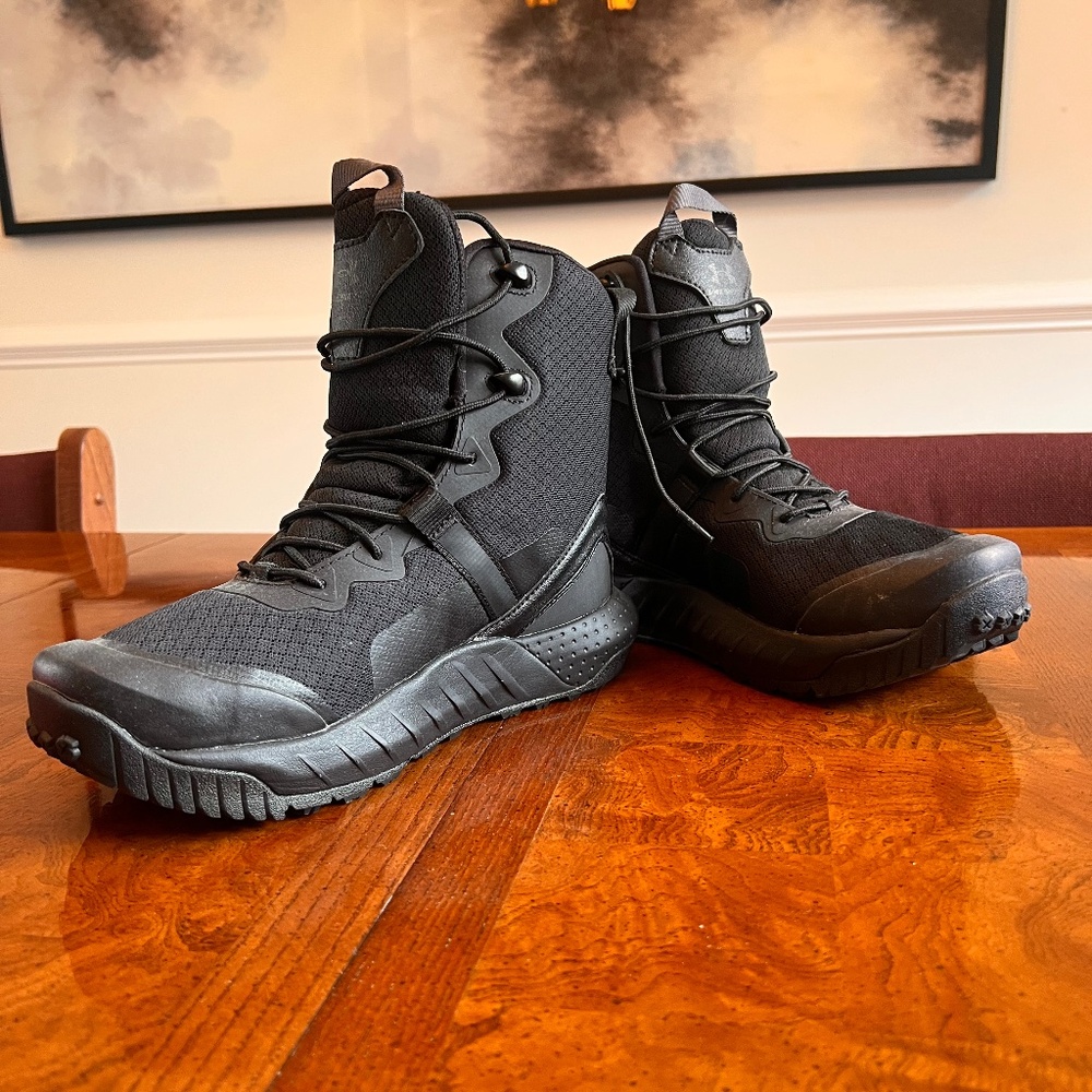 Black under armour boots never worn